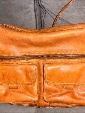 Leather Messenger Bag in Tan – Classic Two-Pocket Design